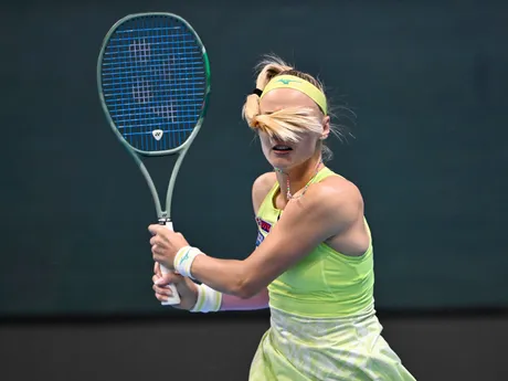 slovenská tenistka Rebecca Šramková sa teší po víťaznej výmene proti Johanne Christine Svendsenovej z Dánska