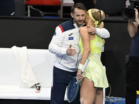 Rebecca Šramková a kapitán tímu Matej Lipták sa tešia z výhry proti Johanne Christine Svendsenovej z Dánska.