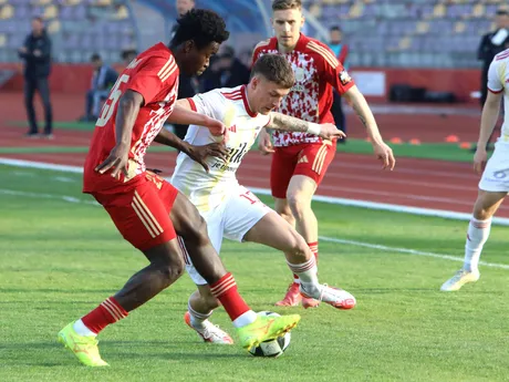 Na snímke zľava Ivan Anokye Mensah (Banská Bystrica) a Adam Tučný (Ružomberok) počas odvety semifinále Slovnaft Cupu MFK Dukla Banská Bystrica - MFK Ružomberok.