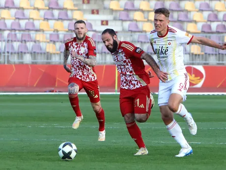 Na snímke zľava Lukáš Migala (Banská Bystrica) a David Huf (Ružomberok) počas odvety semifinále Slovnaft Cupu MFK Dukla Banská Bystrica - MFK Ružomberok.