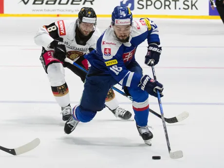 Na snímke sprava Róbert Lantoši (Slovensko) a Tobias Rieder (Nemecko) počas prípravného zápasu pred MS 2025 Slovensko - Nemecko.