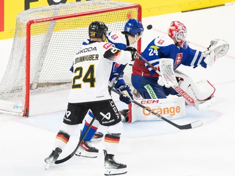 Na snímke sprava brankár Patrik Rybár (Slovensko), Michal Laurenčík (Slovensko) a Tim Brunnhuber (Nemecko) počas prípravného zápasu pred MS 2025 Slovensko - Nemecko.