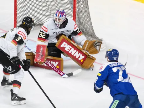 Na snímke sprava Martin Faško-Rudáš (Slovensko), Leon Hungerecker (Nemecko) a Dominik Bittner (Nemecko) počas prípravného zápasu pred MS 2025 Slovensko - Nemecko.