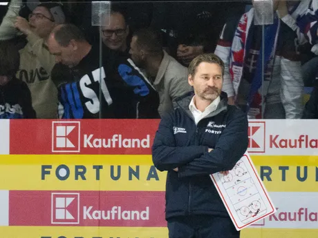 Na snímke dočasný hlavný tréner slovenskej hokejovej reprezentácie Vladimír Országh počas prípravného zápasu pred MS 2025 Slovensko - Nemecko.