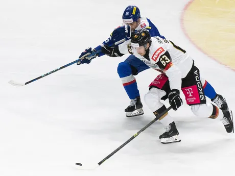 Na snímke zľava Róbert Lantoši (Slovensko) a Luis Schinko (Nemecko) počas prípravného zápasu pred MS 2025 Slovensko - Nemecko.