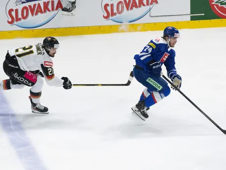 Na snímke sprava Matúš Hlaváč (Slovensko) a Nicolas Krämmer (Nemecko) počas prípravného zápasu pred MS 2025 Slovensko - Nemecko.