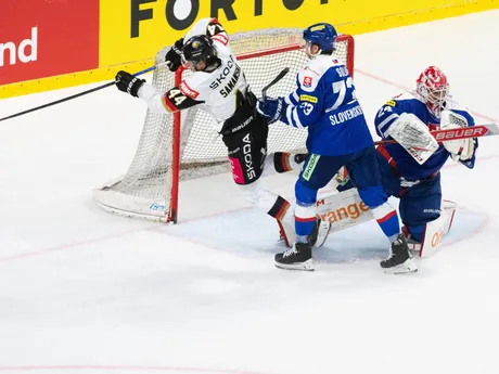 Na snímke sprava brankár Patrik Rybár (Slovensko), Ondrej Golian (Slovensko) a Joshua Samanski (Nemecko) počas prípravného zápasu pred MS 2025 Slovensko - Nemecko.