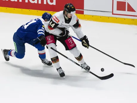 Na snímke zľava Róbert Džugan (Slovensko) a Joshua Samanski (Nemecko) počas prípravného zápasu pred MS 2025 Slovensko - Nemecko.