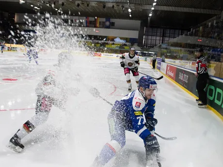 Na snímke sprava Martin Faško-Rudáš (Slovensko) a Dominik Bittner (Nemecko) počas prípravného zápasu pred MS 2025 Slovensko - Nemecko.