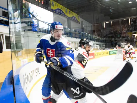 Na snímke zľava Dávid Romaňák (Slovensko) a Dominik Bittner (Nemecko) počas prípravného zápasu pred MS 2025 Slovensko - Nemecko.