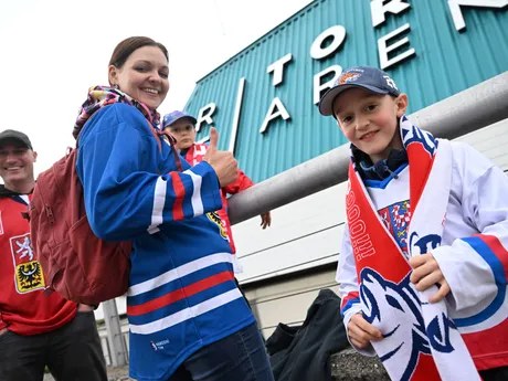 Na snímke českí fanúšikovia pózujú pred prípravným zápasom Česká republika - Slovensko pred svetovým hokejovým šampionátom v Štokholme a Herningu.