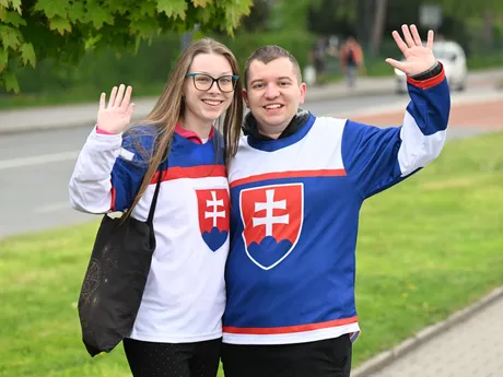 Na snímke slovenskí fanúšikovia prichádzajú na prípravný zápas Česká republika - Slovensko pred svetovým hokejovým šampionátom v Štokholme a Herningu.