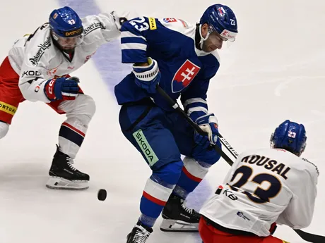 Na snímke slovenský hokejista Andrej Kudrna (uprostred), hráči Česka Pavel Kousal (vpravo) a Michael Špaček bojujú o puk počas prípravného zápasu Česká republika - Slovensko.