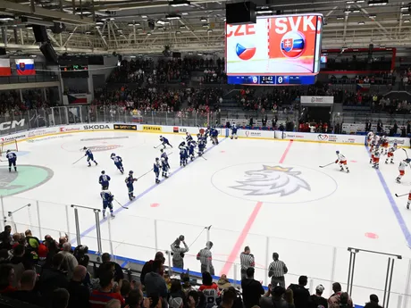 Na snímke hokejisti Slovenska (vľavo) a Česka (vpravo) sa rozcvičujú pred prípravným zápasom Česká republika - Slovensko v Ostrave.