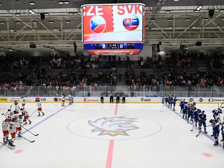 Hokejisti Slovenska (vpravo) a Česka (vľavo) stoja pred štátnymi hymnami oboch krajín pred odvetným prípravným zápasom.