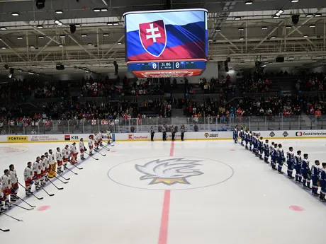Hokejisti Slovenska (vpravo) a Česka (vľavo) stoja počas štátnej hymny Slovenskej republiky pred odvetným prípravným zápasom.