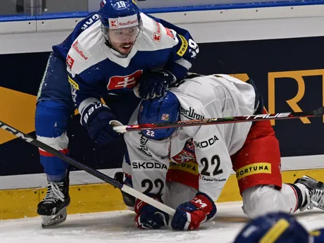 Patrik Hrehorčák (Slovensko) a Kristián Reichel (Česko) bojujú pri mantineli v odvetnom prípravnom zápase.