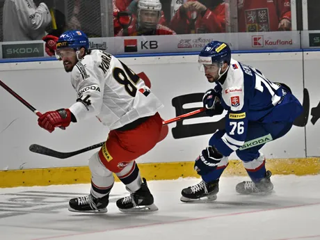 Michal Beňo (Slovensko) a Tomáš Kundrátek (Česko) reagujú v odvetnom prípravnom zápase.