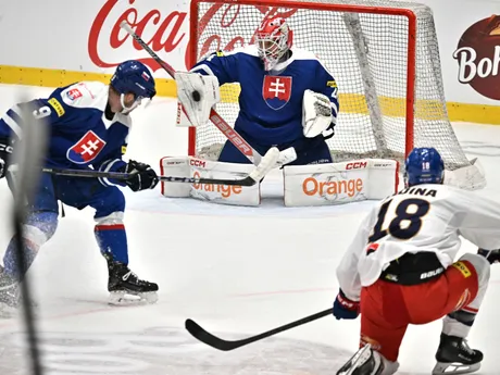 Filip Zadina (Česko), brankár Pavol Rybár (Slovensko) a Rayen Petrovický (Slovensko) v odvetnom prípravnom zápase.