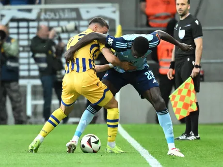 vpravo Sharani Zuberu (Slovan) a vľavo Damir Redzic (DAC)