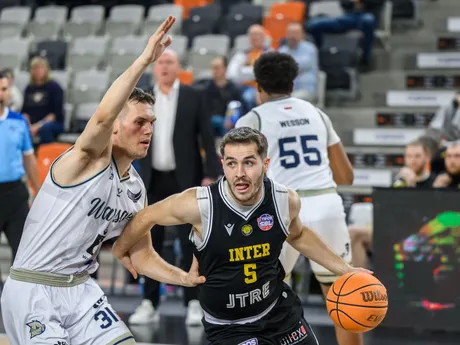 Na snímke zľava Nikola Radicevič (Džiki) a Matej Majerčák (Inter) počas zápasu o 3. miesto Glasora Final Four Severoeurópskej ligy (ENBL) Inter Bratislava - Džiki Varšava.