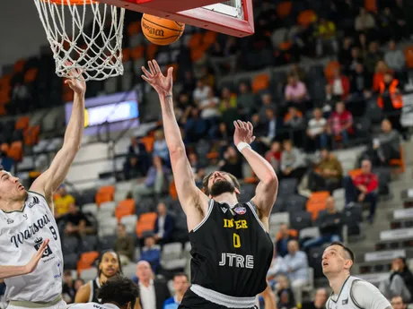 Na snímke zľava John Fulkerson (Džiki) a Trent Eliot Buttrick (Inter) počas zápasu o 3. miesto Glasora Final Four Severoeurópskej ligy (ENBL) Inter Bratislava - Džiki Varšava.