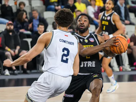 Na snímke zľava Alijah Comithier (Džiki) a Dontay Latrai Caruthers (Inter) počas zápasu o 3. miesto Glasora Final Four Severoeurópskej ligy (ENBL) Inter Bratislava - Džiki Varšava.