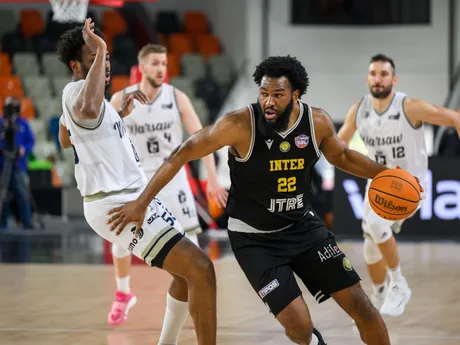 Na snímke zľava Andre Wesson (Džiki) a Rodney Laurent Gunn (Inter) počas zápasu o 3. miesto Glasora Final Four Severoeurópskej ligy (ENBL) Inter Bratislava - Džiki Varšava.