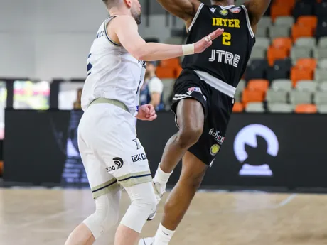 Na snímke zľava Michal Aleksandrowitz (Džiki) a Dontay Latrai Caruthers (Inter) počas zápasu o 3. miesto Glasora Final Four Severoeurópskej ligy (ENBL) Inter Bratislava - Džiki Varšava.