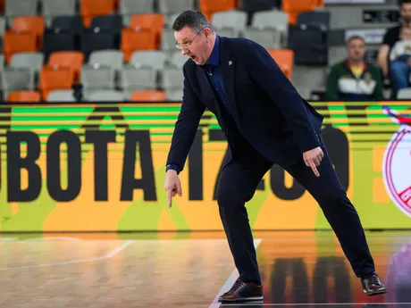 Na snímke tréner Džiki Varšava Krzystof Szablowskih reaguje počas zápasu o 3. miesto Glasora Final Four Severoeurópskej ligy (ENBL) Inter Bratislava - Džiki Varšava.