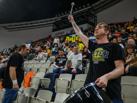 Na snímke diváci povzbudzujú počas zápasu o 3. miesto Glasora Final Four Severoeurópskej ligy (ENBL) Inter Bratislava - Džiki Varšava.
