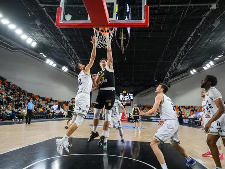 Na snímke zľava Jaroslaw Mokros (Džiki) a Maroš Zelizňák (Inter) počas zápasu o 3. miesto Glasora Final Four Severoeurópskej ligy (ENBL) Inter Bratislava - Džiki Varšava.