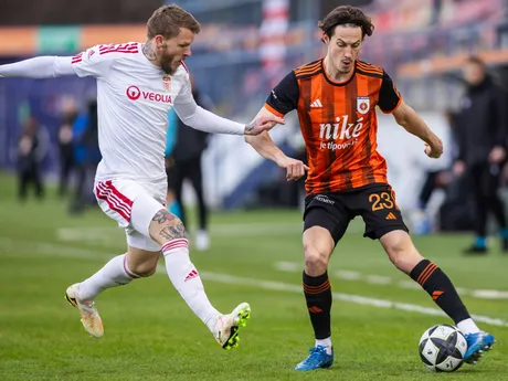 sprava Matej Madleňák (Ružomberok) a Branislav Ľupták (Banská Bystrica) bojujú o loptu 
