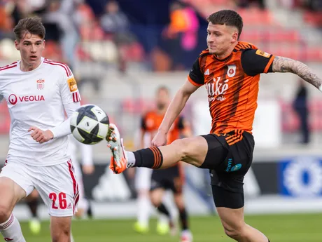 sprava Adam Tučný (Ružomberok) a Oliver Klimpl (Banská Bystrica) bojujú o loptu