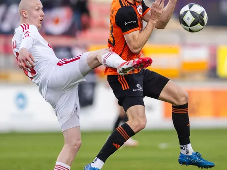 sprava Matej Madleňák (Ružomberok) a Máté Mihályi (Banská Bystrica) bojujú o loptu 