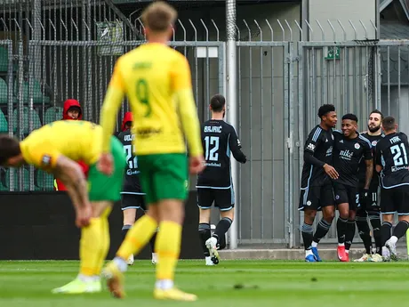 Hráči Slovana sa tešia z gólu v zápase 4. kola nadstavbovej časti futbalovej Niké ligy v skupine o titul medzi MŠK Žilina - ŠK Slovan Bratislava.