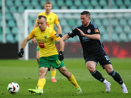 Miroslav Káčer (Žilina) a Róbert Mak (Bratislava) bojujú o loptu v zápase 4. kola nadstavbovej časti futbalovej Niké ligy v skupine o titul. 