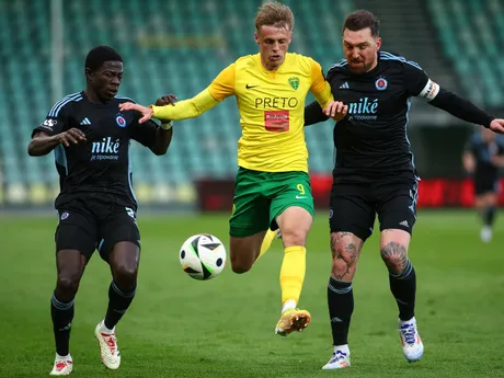 Sharani Zuberu (Slovan), Timotej Jambor (Žilina) a Guram Kašia (Slovan) bojujú o loptu v zápase 4. kola nadstavbovej časti futbalovej Niké ligy v skupine o titul.