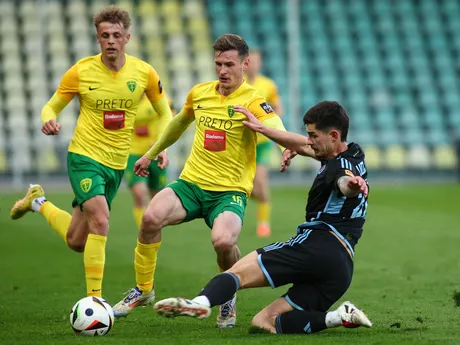 Timotej Jambor (Žilina), Patrik Iľko (Žilina) a Matúš Vojtko (Slovan) bojujú o loptu v zápase 4. kola nadstavbovej časti futbalovej Niké ligy v skupine o titul. 