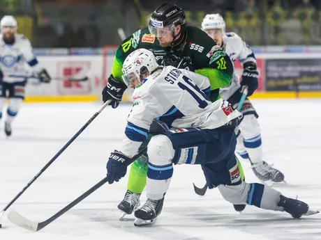 V pozadí Miroslav Mucha (Žilina) a v popredí Marko Stacha (Nitra) bojujú o puk v šiestom zápase semifinále play-off Tipos extraligy DOXXbet Vlci Žilina.