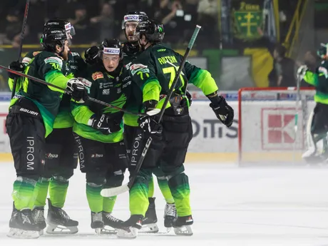 Gólová radosť hráčov Žiliny v šiestom zápase semifinále play-off Tipos extraligy DOXXbet Vlci Žilina - HK Nitra.