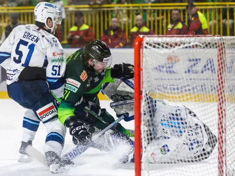 Zľava Luke Green (Nitra),  Alexander Avcin (Žilina) a brankár Libor Kašík (Nitra) bojujú o puk v šiestom zápase semifinále play-off Tipos extraligy DOXXbet Vlci Žilina - HK Nitra.