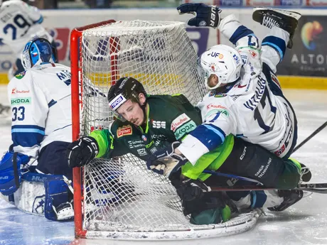Zľava v súboji brankár Libor Kašík (Nitra), Jakub Kolenič (Žilina) a Martin Vitáloš (Nitra) v šiestom zápase semifinále play-off Tipos extraligy DOXXbet Vlci Žilina - HK Nitra.