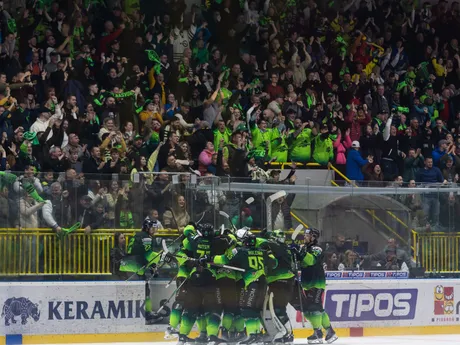 Radosť hráčov Žiliny z víťazstva v šiestom zápase semifinále play-off Tipos extraligy DOXXbet Vlci Žilina - HK Nitra.