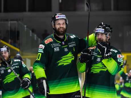 Radosť hráčov Žiliny z gólu v šiestom zápase semifinále play-off Tipos extraligy DOXXbet Vlci Žilina - HK Nitra.