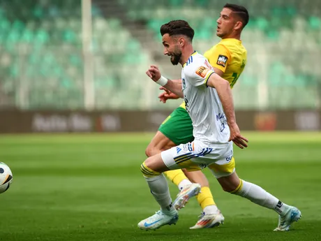 v pozadí Kristián Bari (Žilina) a v popredí Giannis Niarchos (Košice) bojujú o loptu 