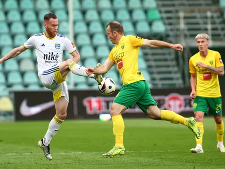 sprava Samuel Ďatko (Žilina), Miroslav Káčer (Žilina) a Dávid Gallovič (Košice) bojujú o loptu 