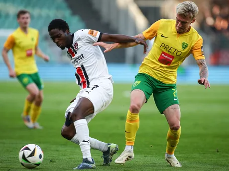 Sprava Samuel Ďatko (Žilina) a Kazeem Bolaji Soliu (Trnava) bojujú o loptu v zápase 7. kola skupiny o titul Niké ligy MŠK Žilina - FC Spartak Trnava.