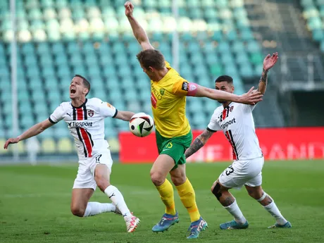 Zľava Jakub Paur (Trnava), Tomáš Hubočan (Žilina) a Erik Daniel (Trnava) bojujú o loptu v zápase 7. kola skupiny o titul Niké ligy MŠK Žilina - FC Spartak Trnava.