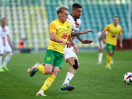 Zľava Samuel Ďatko (Žilina) a Erik Daniel (Trnava) bojujú o loptu v zápase 7. kola skupiny o titul Niké ligy MŠK Žilina - FC Spartak Trnava.
